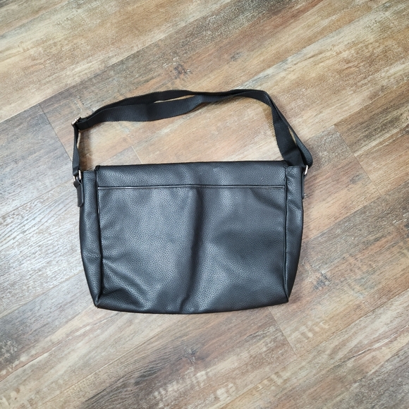 NWOT URBAN RENEWAL USHER BLACK FAUX LEATHER MESSENGER BAG 19" X 13" - Picture 7 of 10